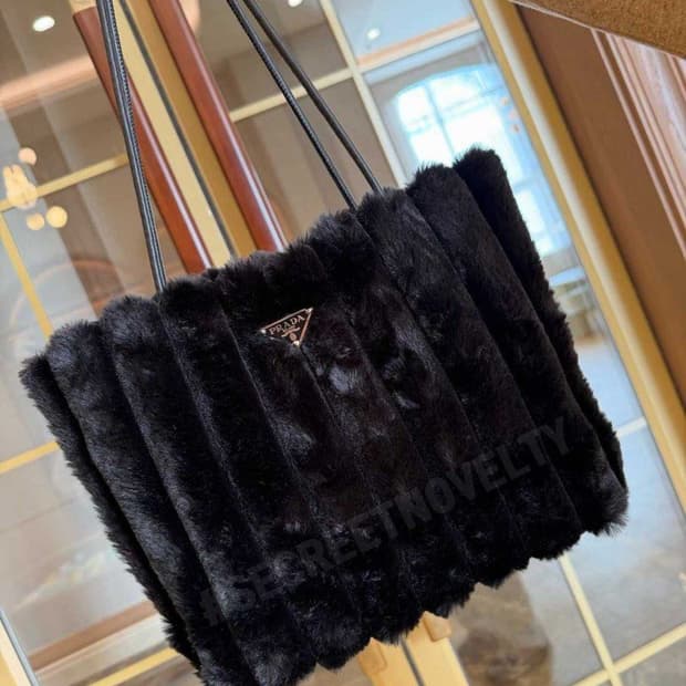 프라다뷰티 퍼 숄더백 블랙 VIP 기프트백