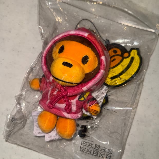 베이프 베이비 마일로 플러시 마일로 올 프렌즈 카모 후드 키체인 핑크