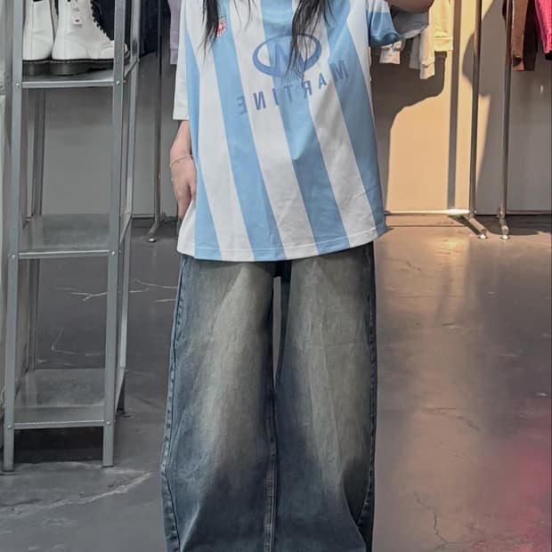 마틴로즈 트위스트 숏슬리브 풋볼탑 화이트 라이트 블루스트라이프 A3506