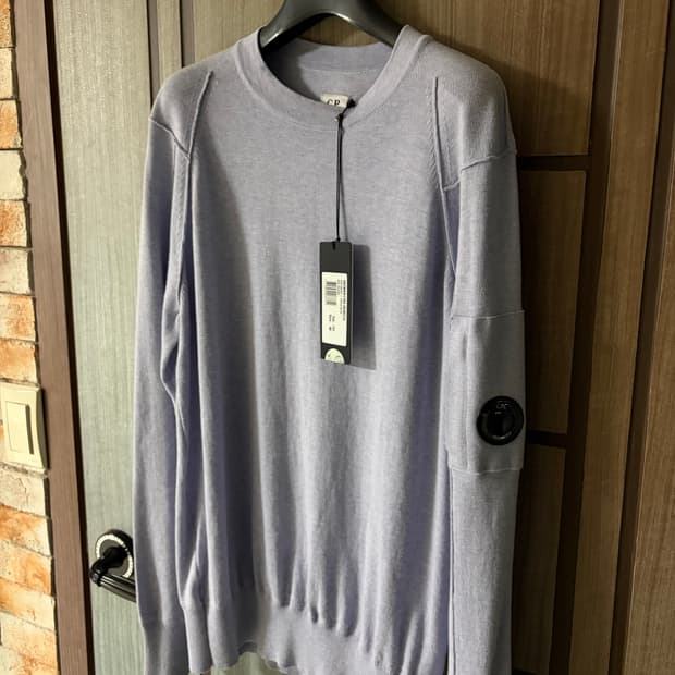 [새상품]씨피컴퍼니 CP컴퍼니 렌즈 와펜 크루넥 니트 라이트퍼플