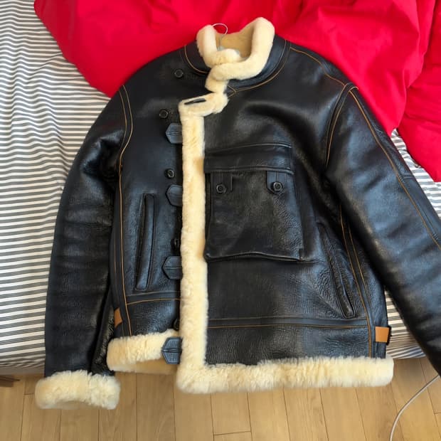 이스트로그x변요한 콜라보 무스탕 L