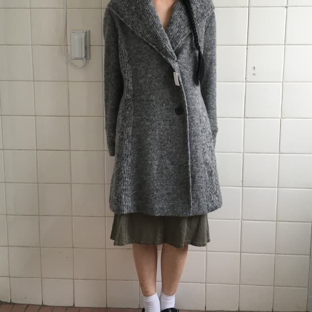 Neck line point woolen coat