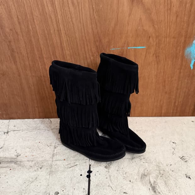 MINNETONKA  fringe suede boots 