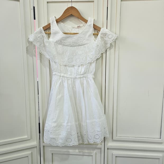 화이트 펀칭 레이스 오프숄더 원피스