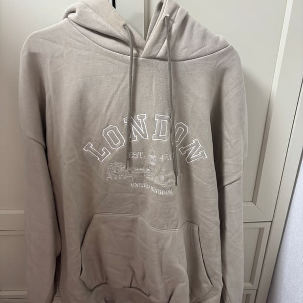 아이보리 런던 레터링 후드티