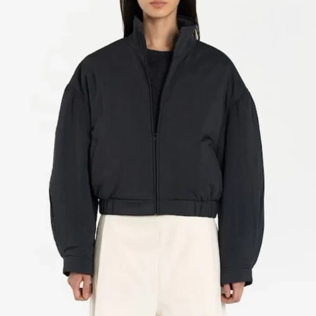 아모멘토 패디드 셔링 크롭 점퍼