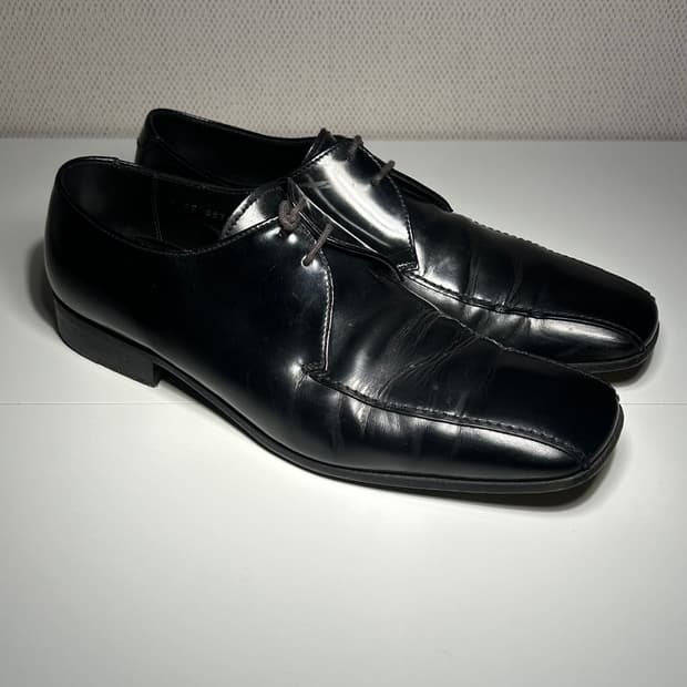 프라다 클래식 스퀘어토 더비