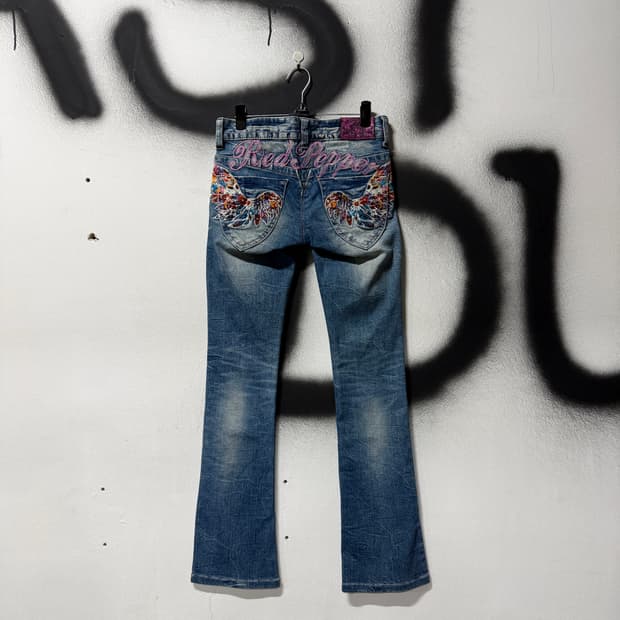 Red Pepper 펑크 자수 패치 디테일 세미 부츠컷 데님 팬츠