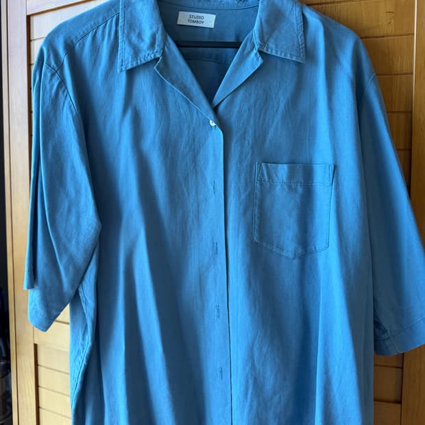 스튜디오 톰보이 하늘색 셔츠
