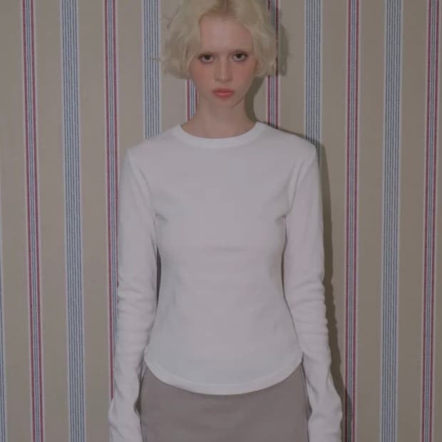 화이트 롱슬리브