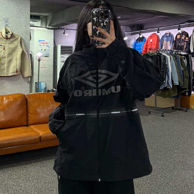 엄브로 블랙 빅로고 바람막이 자켓 B4364