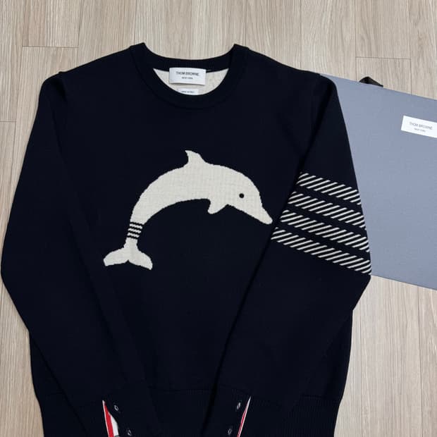톰브라운 돌핀(돌고래) 사선 니트