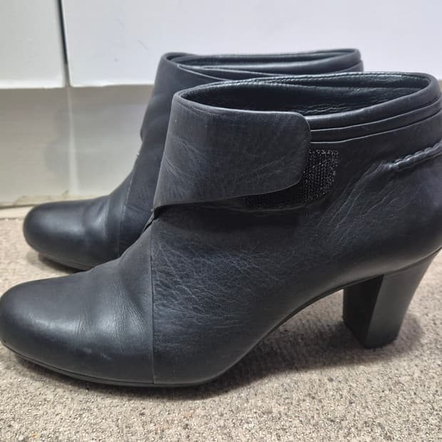 캠퍼 블랙 가죽 앵클부츠 38