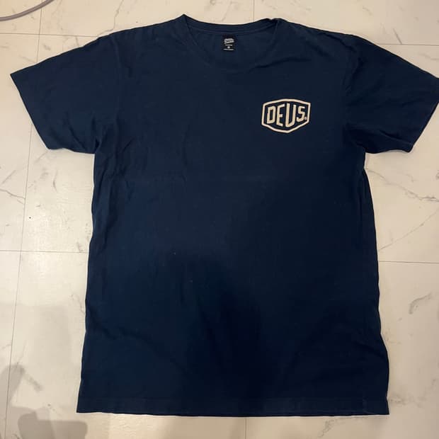 데우스 반팔