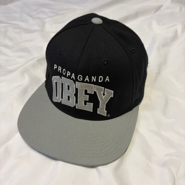 오베이 OBEY 배색 스냅백 볼캡