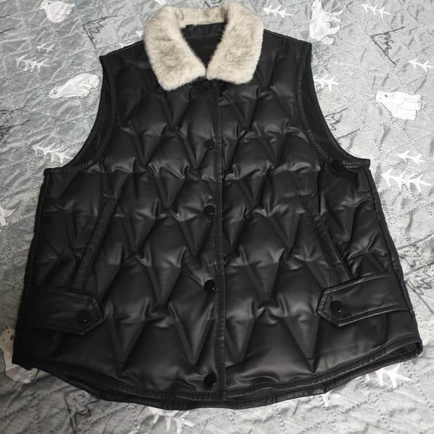 CITY GEE 가죽 퀄팅 퍼 카라 덕다운 경량 조끼패딩 블랙 (55)