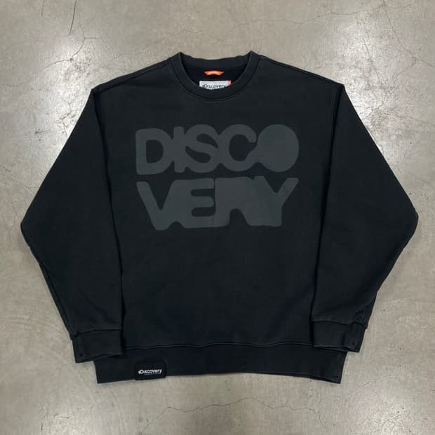 디스커버리 블랙 컬러 스펠아웃 빅로고 맨투맨