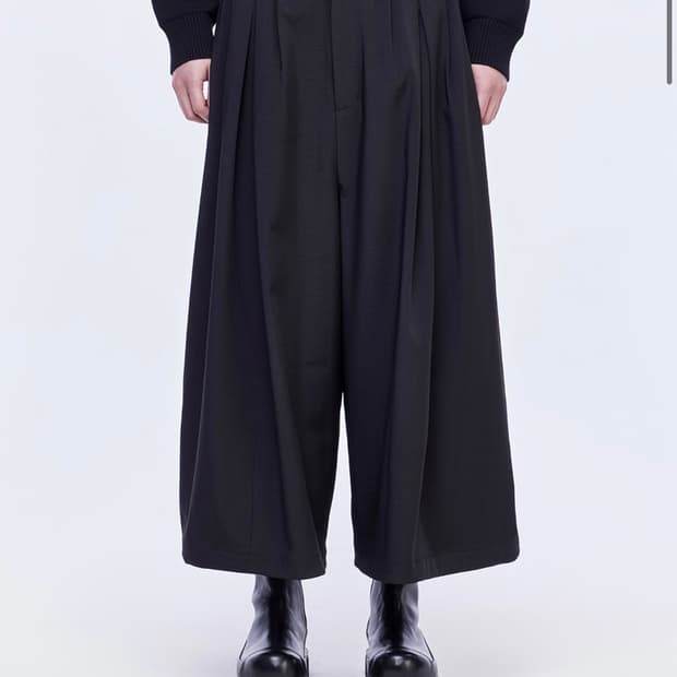 송지오 옴므 플리츠 크롭 와이드팬츠 블랙