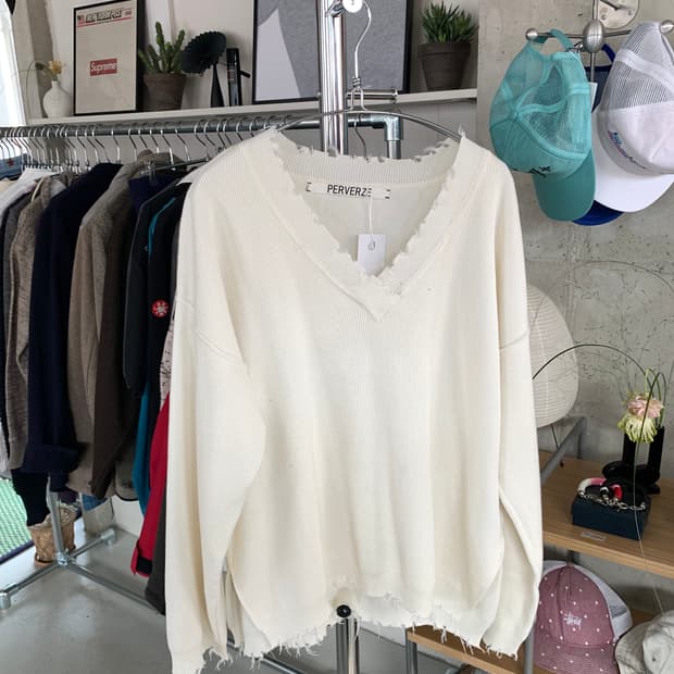 Perverze 퍼버즈  브이넥 데미지 니트
