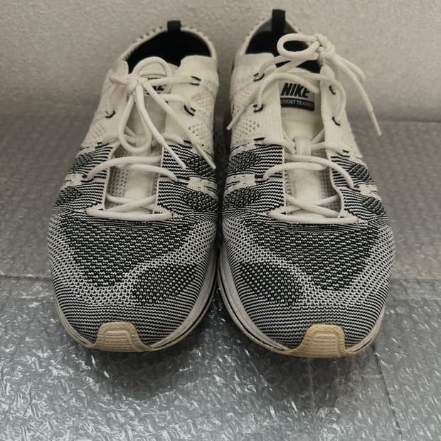 나이키 플라이니트 트레이너 275 흰/검