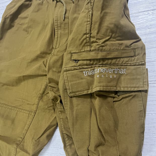 디스이즈네버댓 L 로고 카고 팬츠 코요테