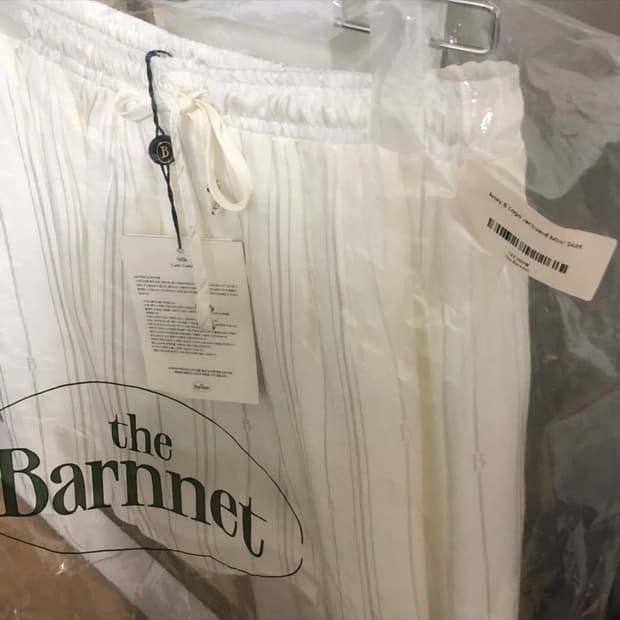 더바넷 아이보리 B 로고 자카드 미니 스커트