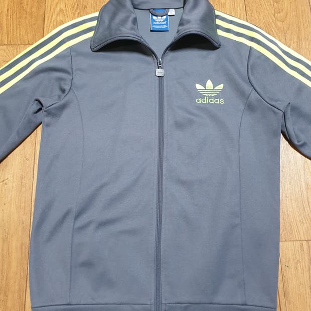 1184 아디다스 운동복 집업 95 사이즈입니다