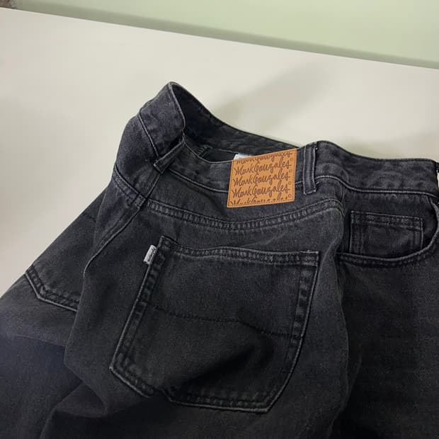 M 마크곤잘레스 세미와이드 일자핏 빈티지블랙워시드 데님팬츠