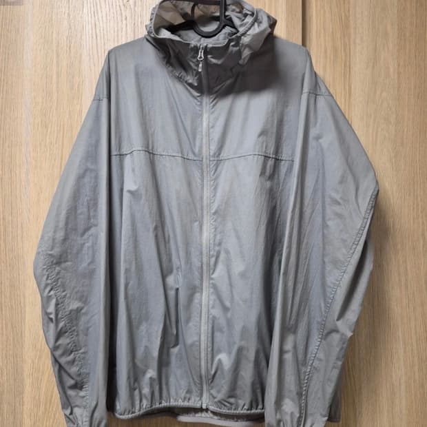 유니클로 남성 포켓터블 UV 프로텍션 자켓 바람막이 그레이 L