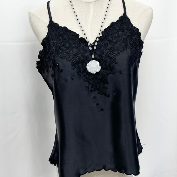 블랙 새틴 자수 슬립