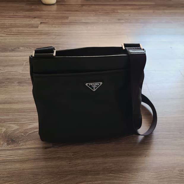 프라다 레더 크로스백 반돌리에숄더백테수토호보백네오노에구찌루이비통디올호보백