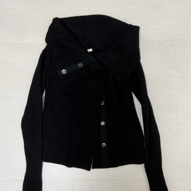 하이넥 버튼 니트 오프숄더 button offshoulder