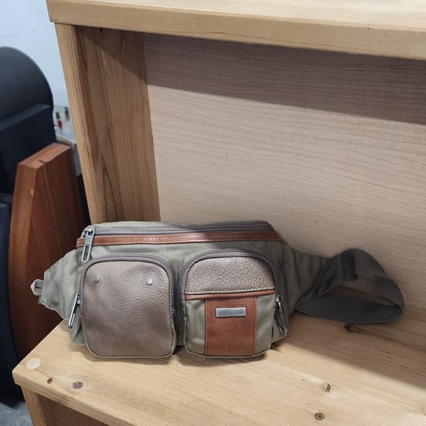 베이직엘르 브라운 컬러 웨이스트 백 힙색