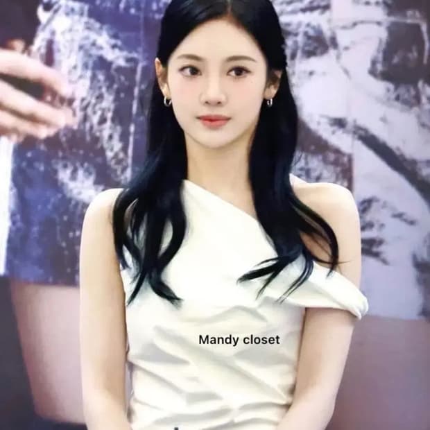 비데블 드레이프 오프숄더 탱크 탑 화이트(닝닝님 착용)