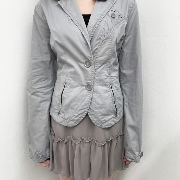 그레이 절개 버튼 자켓 