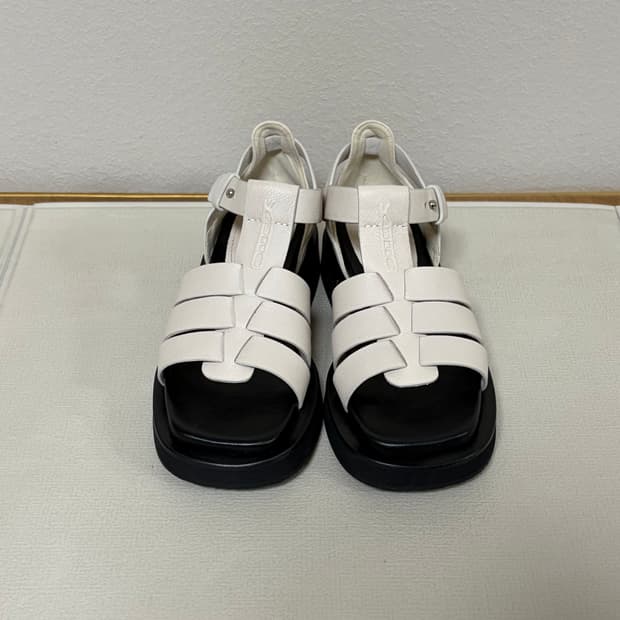 구호 샌들 베이지