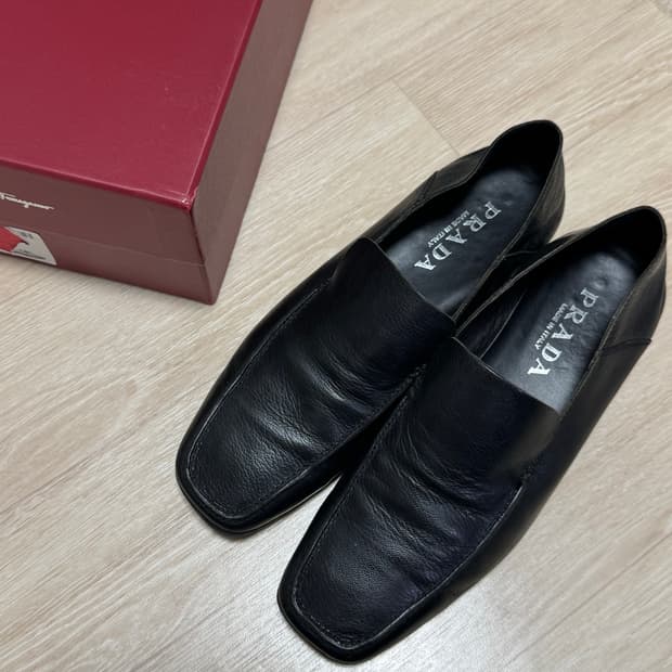 프라다 블랙 폴디드 로퍼