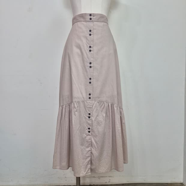 재팬 라이트베이지 버튼포인트 밴딩티어드 롱스커트