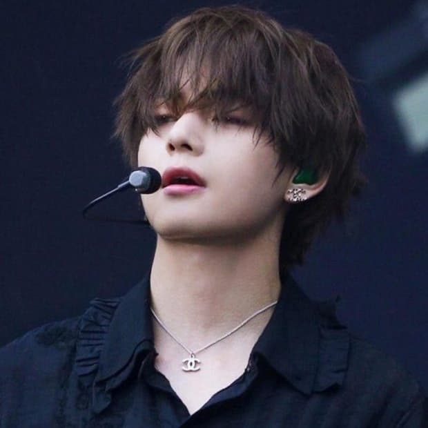 (방탄 뷔 목걸이) 샤넬 아이보리 로고 목걸이