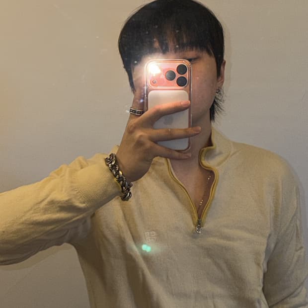 지방시 카라 니트 반집업