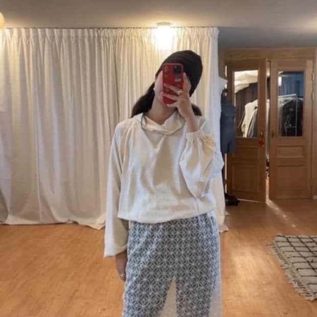 에토스 소프트 하이넥 루즈 블라우스