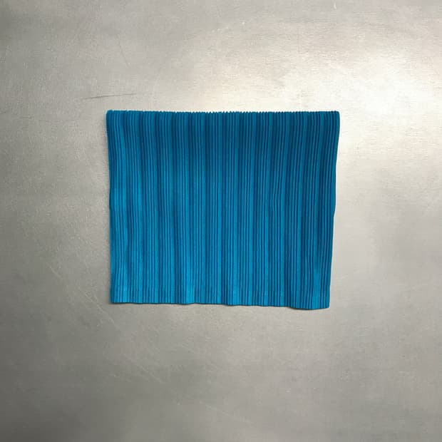 이세이 미야케 플리츠 플리즈 넥워머 코발트블루