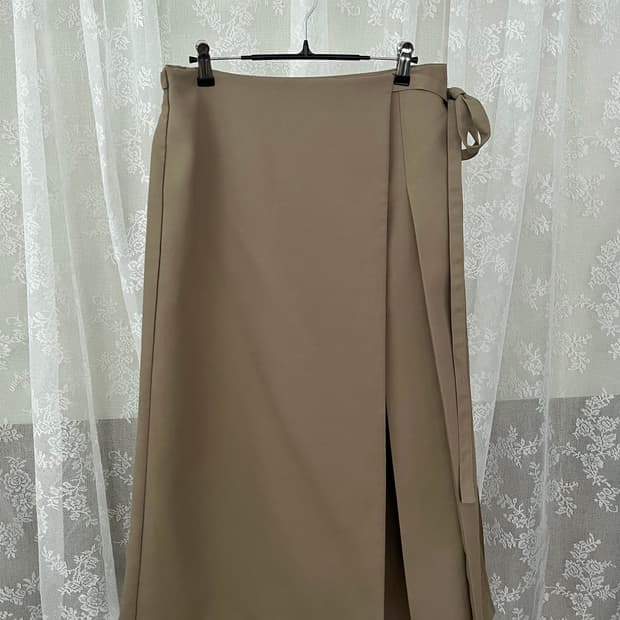 M) 오르 ORR 랩 타이드 스커트 카키베이지