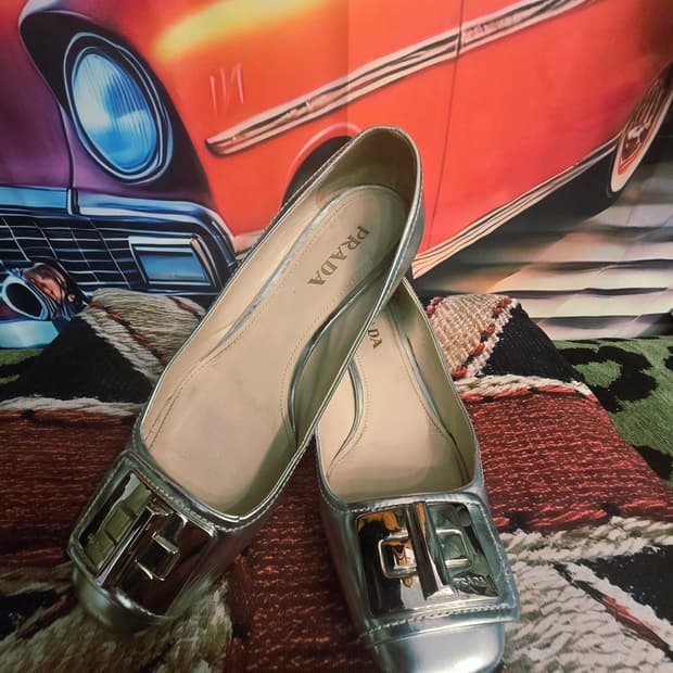 프라다 PRADA 실버 페이턴트 가죽 슬링백 펌프스