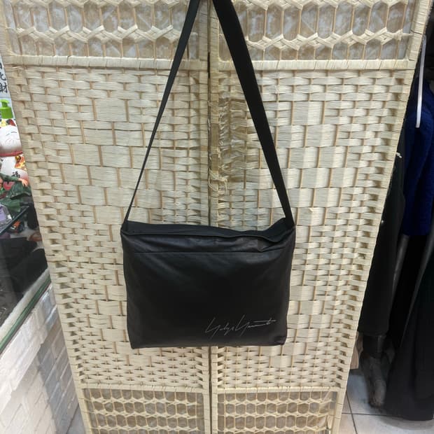 정품 요지야마모토 크로스백 팝니다