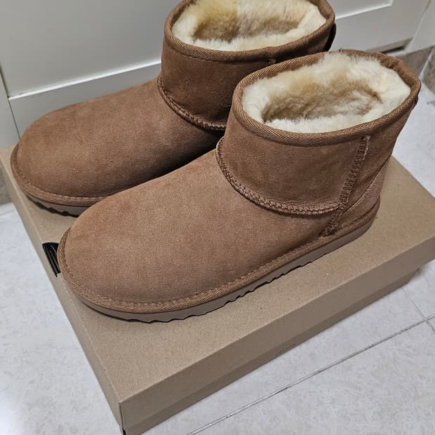 미국정품 UGG 어그 키즈 클래식 미니2 size 6(245) 새상품