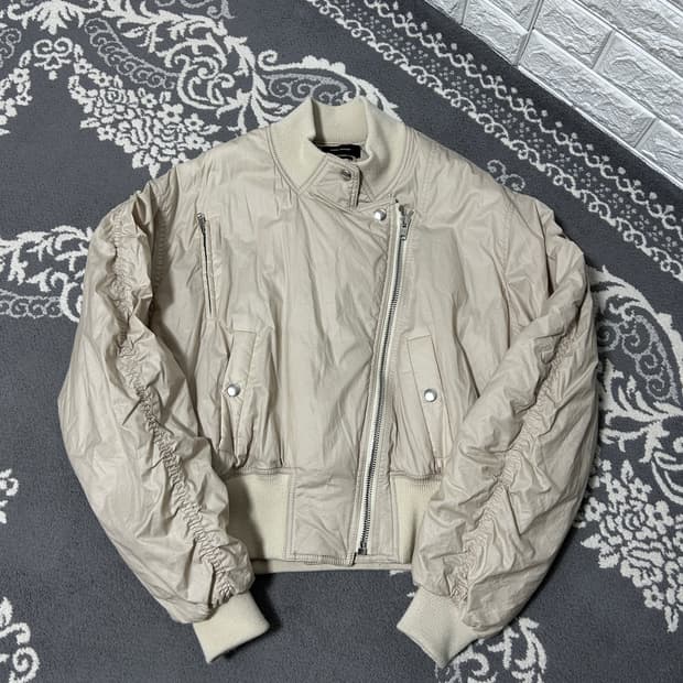 이자벨마랑 사선 크롭 봄버 자켓