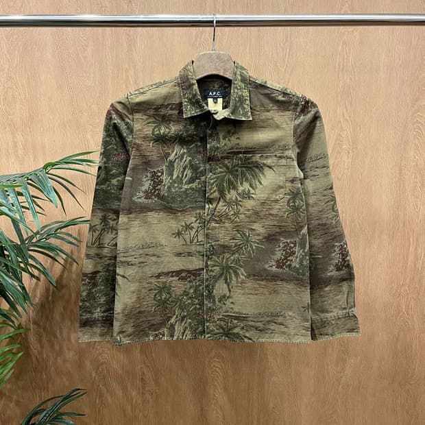 아페쎄 코튼 셔츠 하와이안 패턴 체스트 싱글 포켓 버튼 디테일 카키