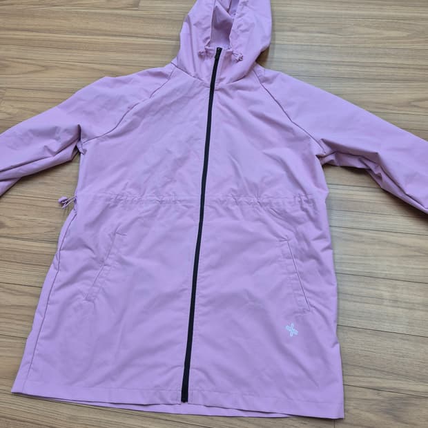 젝시믹스 핑크색 바람막이 M사이즈 판매합니다. 100% 폴리에스터 소재로