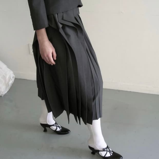 에옹쓰 offbeat 플리츠 스커트 차콜 2사이즈